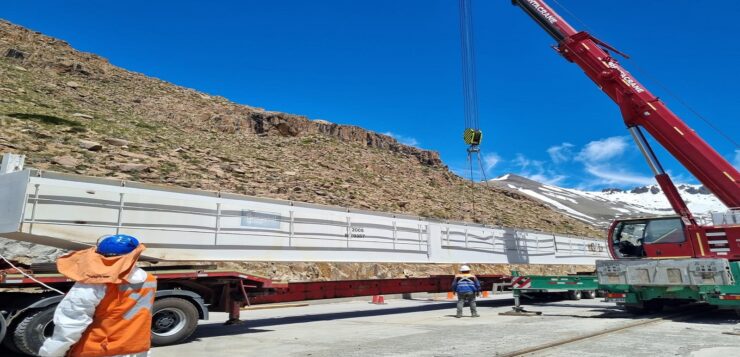 Ian Taylor realiza exitosa operación para trasladar grúa pórtico desde sector cordillerano de Talca hasta Lampa